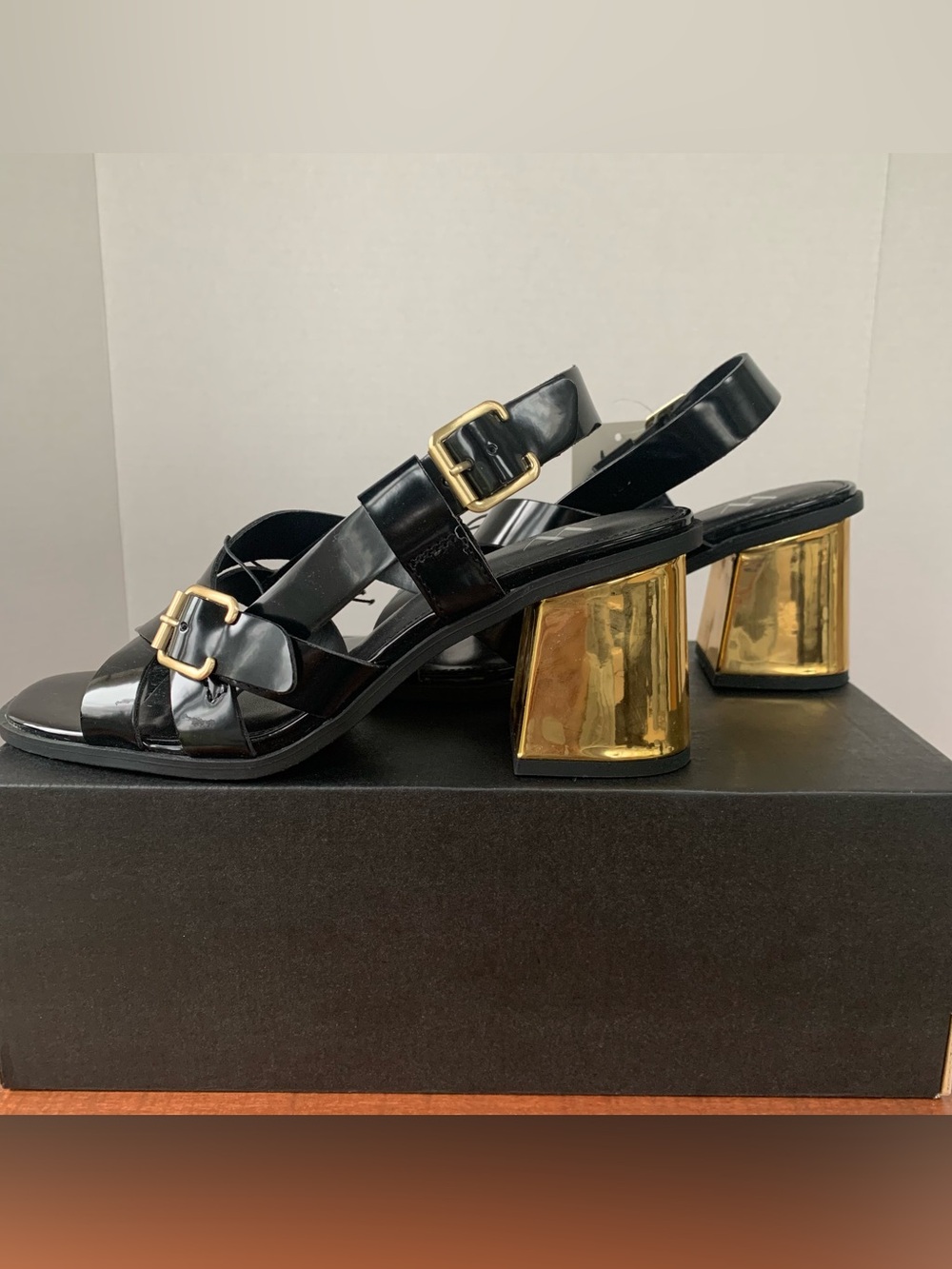 NWT- Womens Black Patent Slingback Sandals with Gold Block Heels size 8M